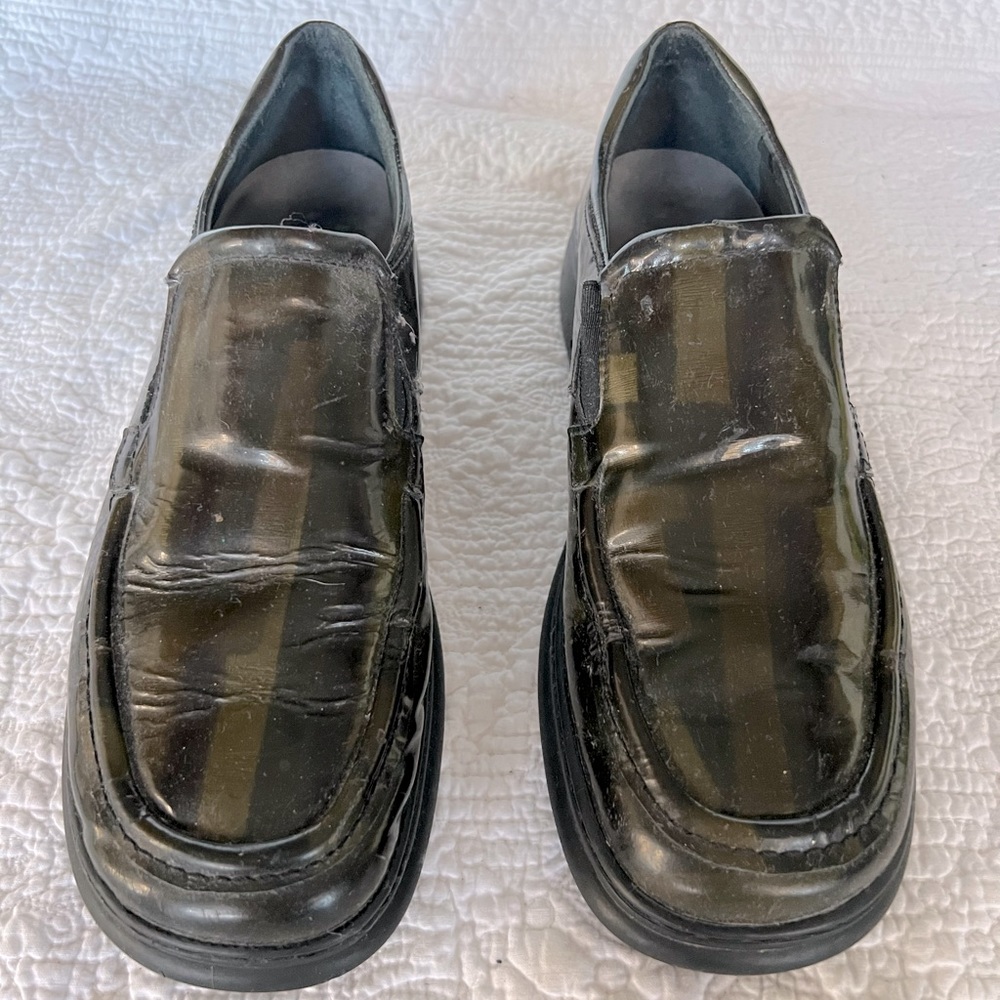 Romu’s Helle patent leather size 41 color is OD green and black